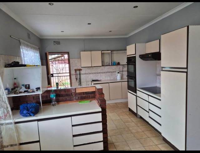 3 BEDROOM HOUSE FOR SALE IN GERMISTON CENTRAL